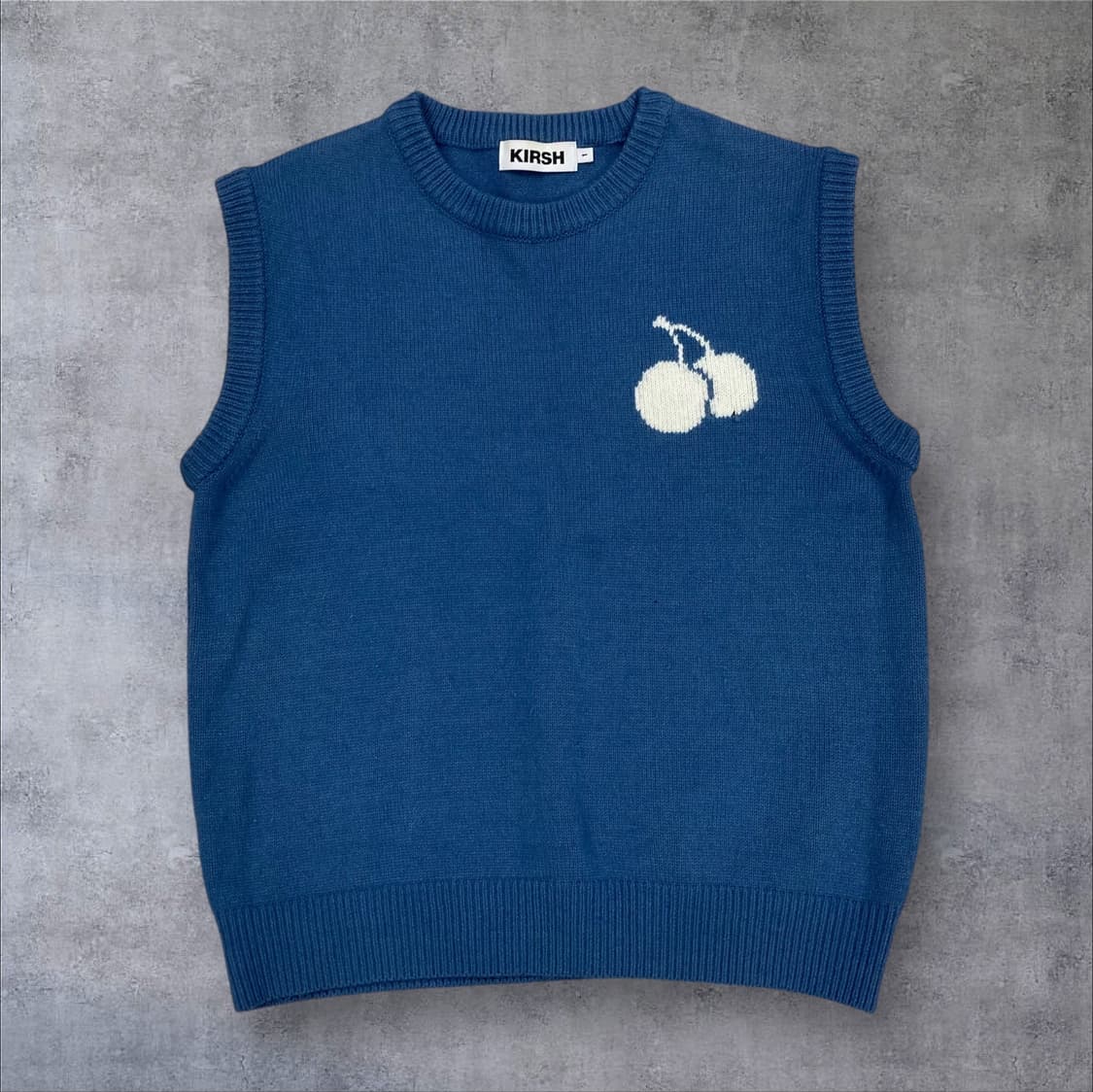키르시 블루 컬러 스몰 로고 니트 베스트 상품이미지1