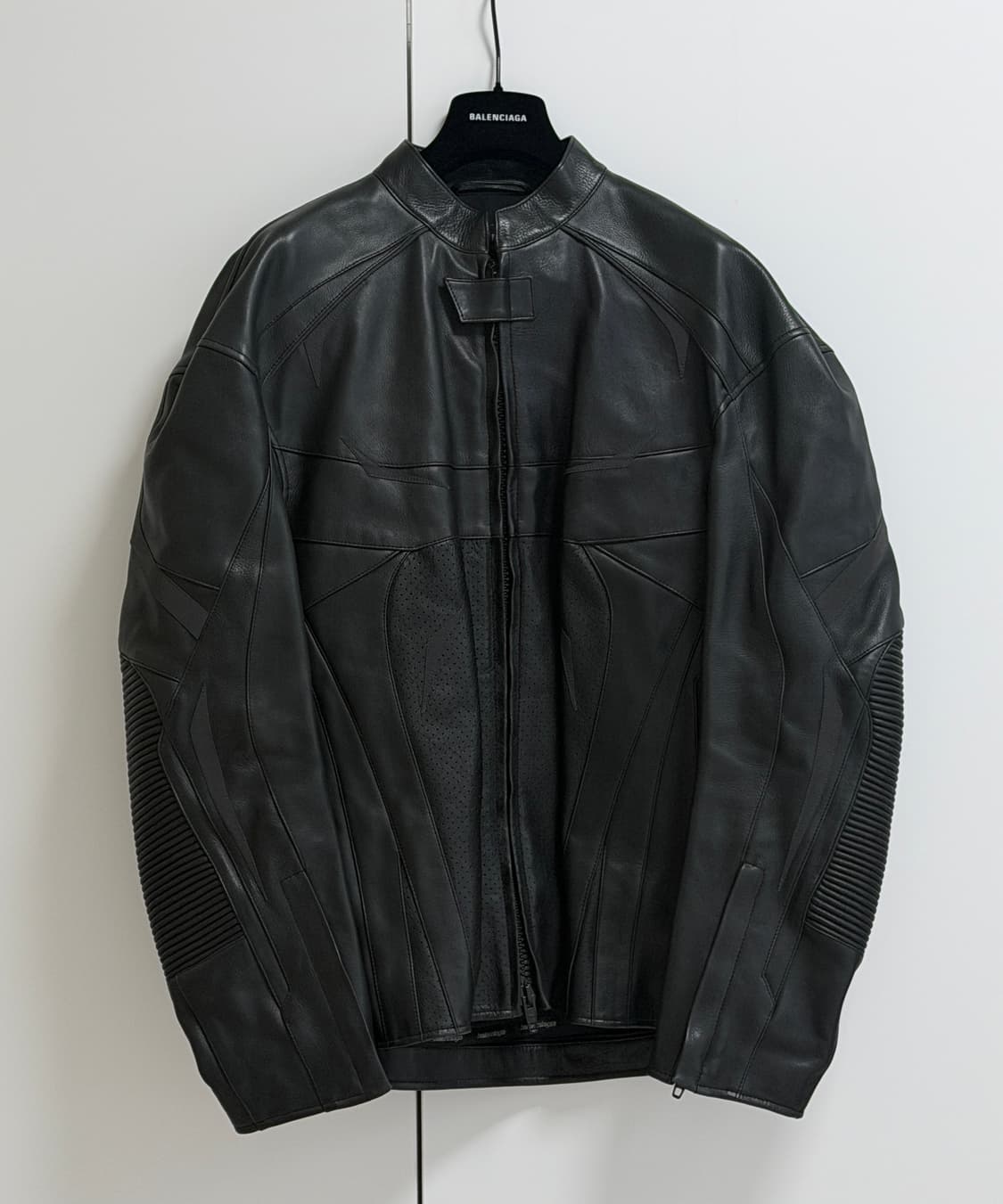 발렌시아가 23FW 인플레이터블 레더 자켓 상품이미지2