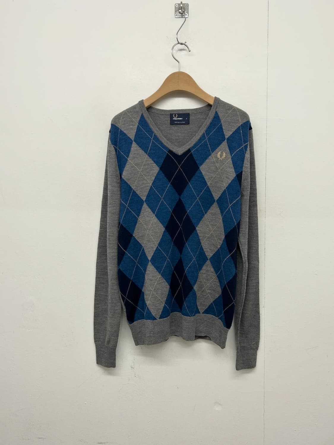 프레드페리 아가일 V넥 메리노울 니트 상품이미지1