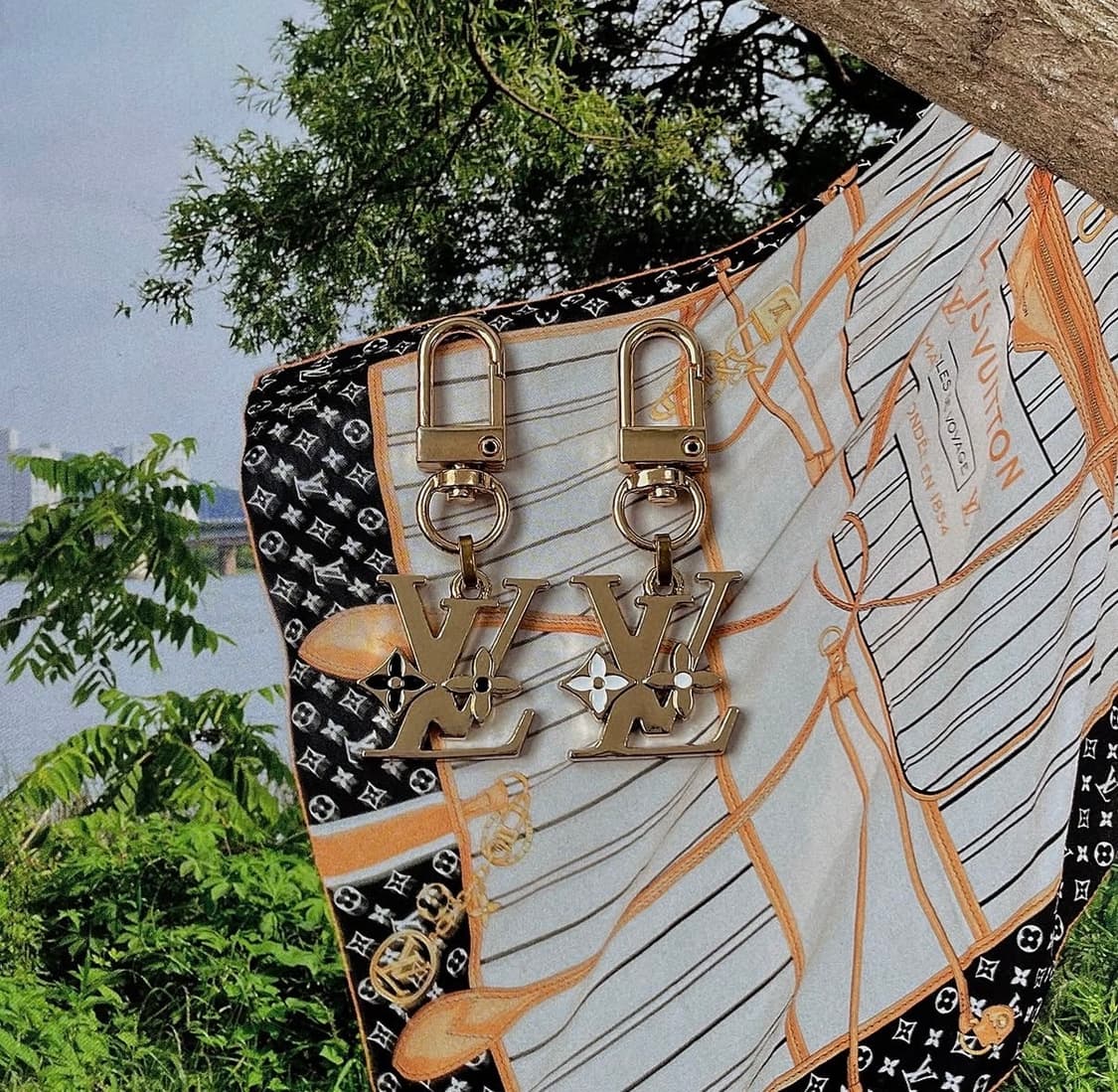 루이비통 모노 플라워 키링 상품이미지1