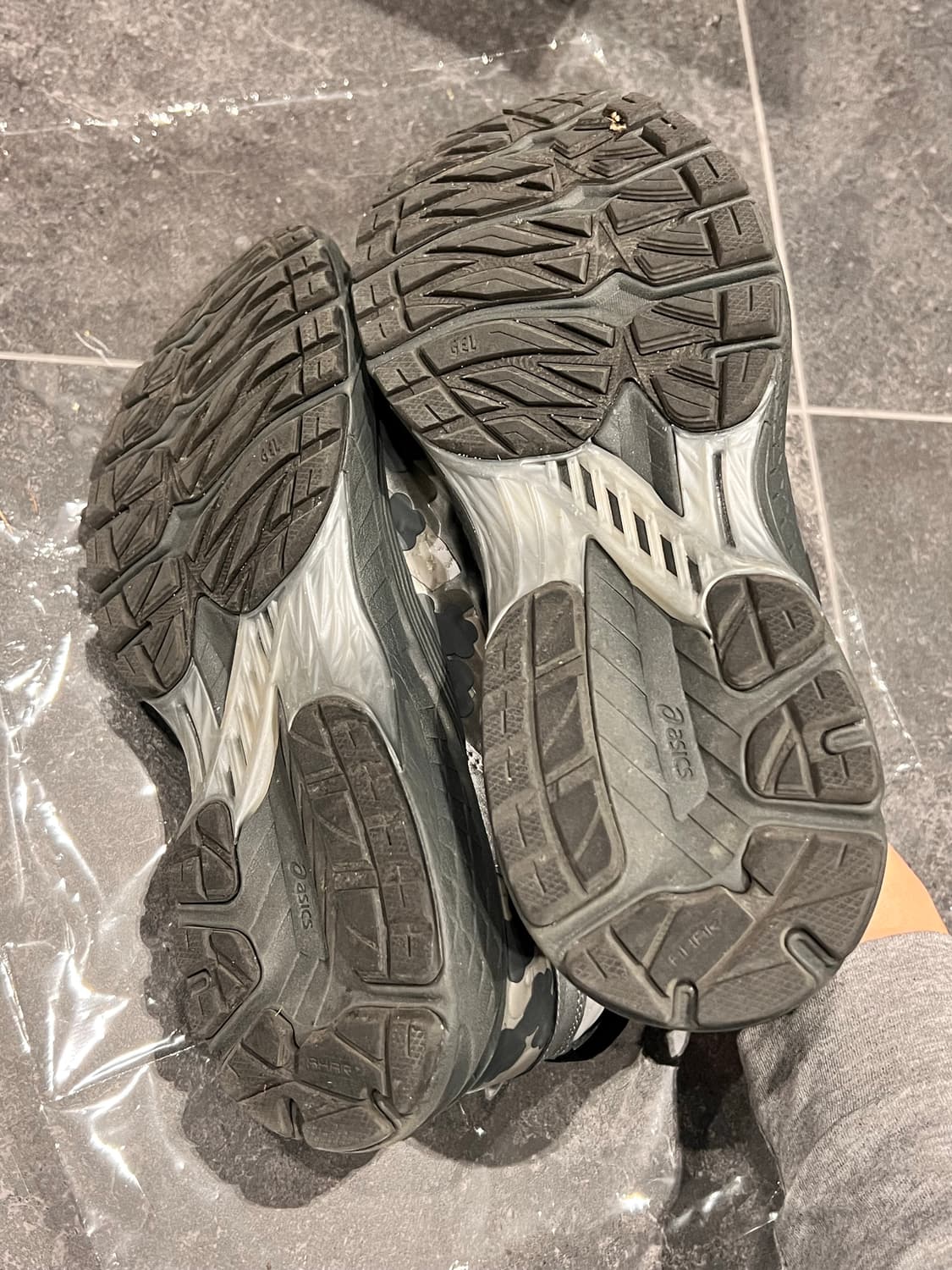 세실리아반센 아식스 젤 터레인 MT 퓨어 실버 상품이미지4