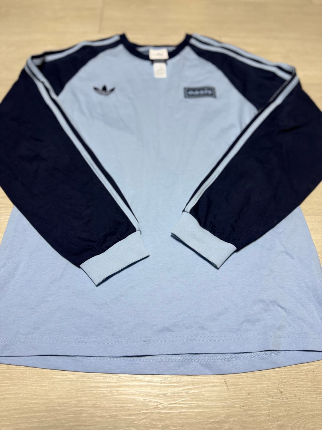 아디다스 x 오아시스 하늘색 긴팔티 상품이미지4