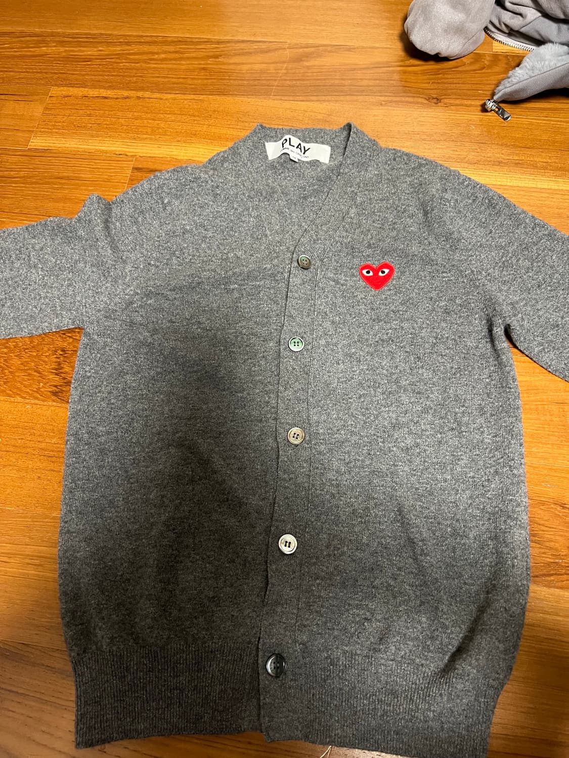 꼼데가르송 차콜 그레이 레드와펜 m 울 가디건 상품이미지4