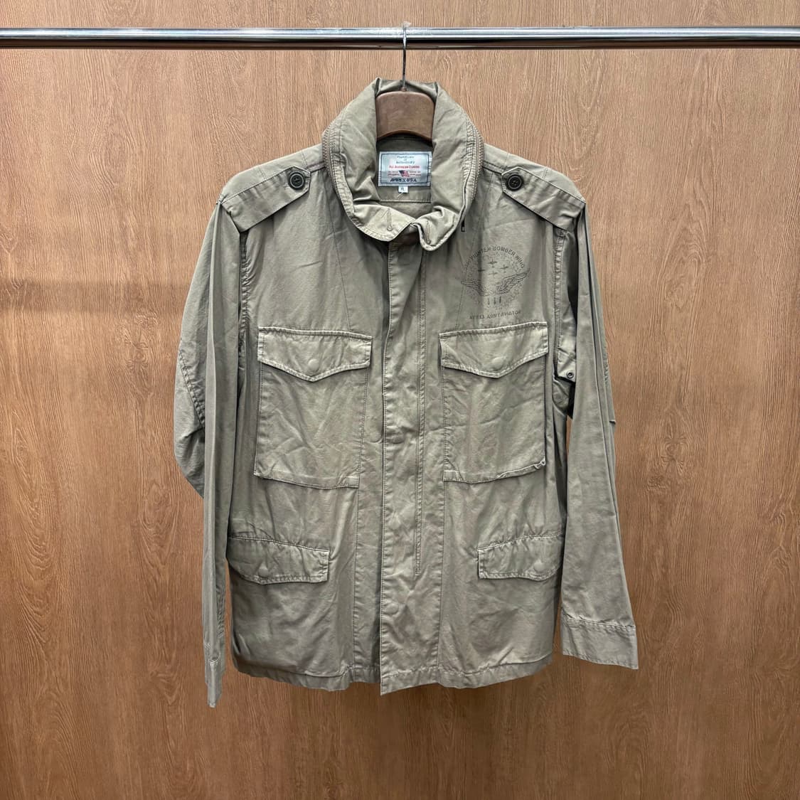 아비렉스 하이넥 코튼 밀리터리 필드 자켓 프린팅 로고 견장 디테일 베이지 상품이미지2