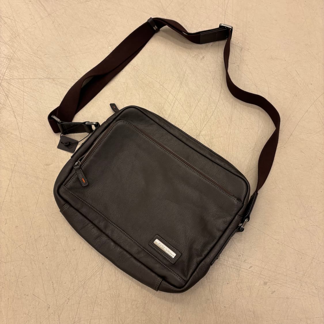 샘소나이트 레더 브라운 크로스백 상품이미지1