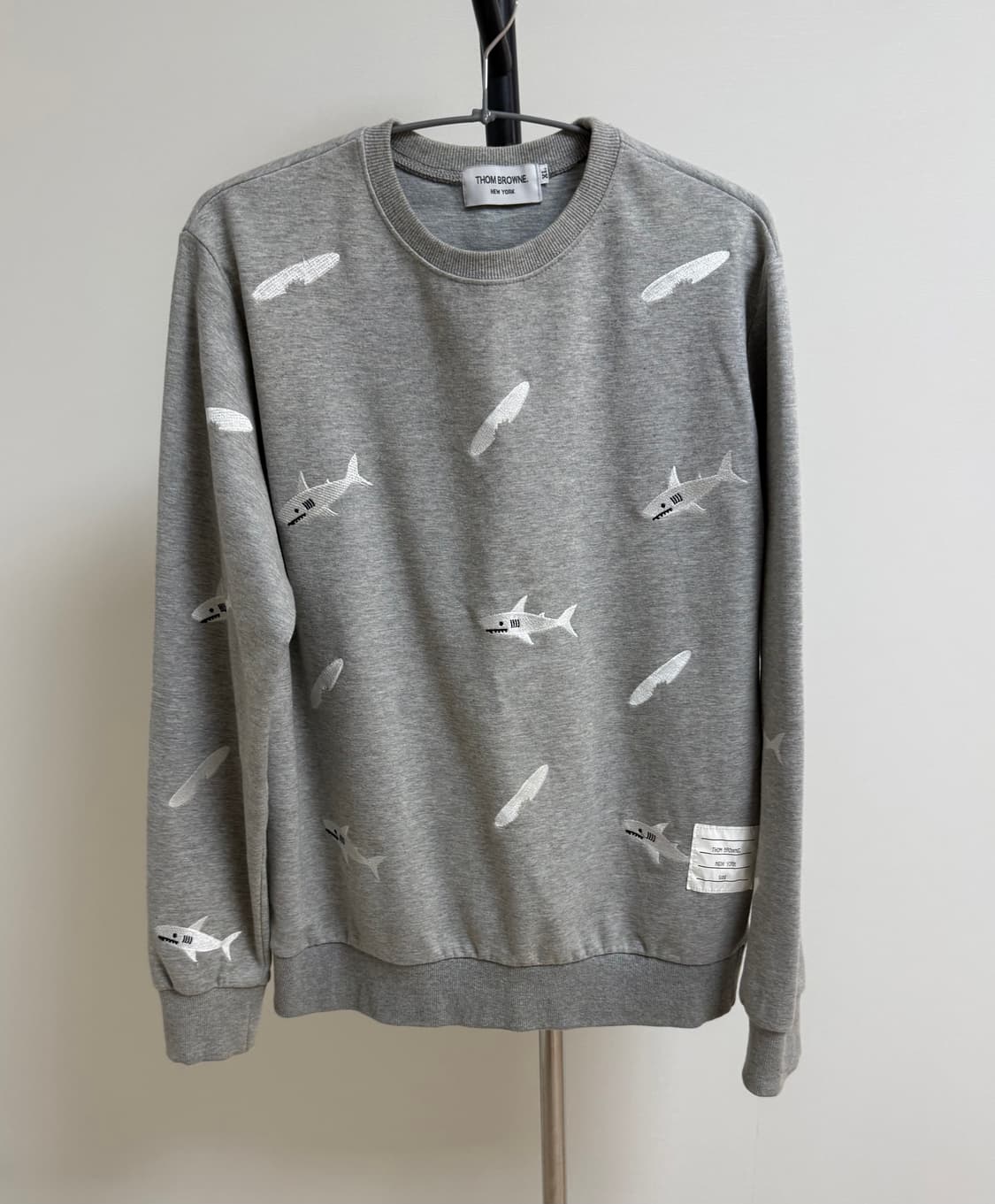 톰브라운 맨투맨 상품이미지1