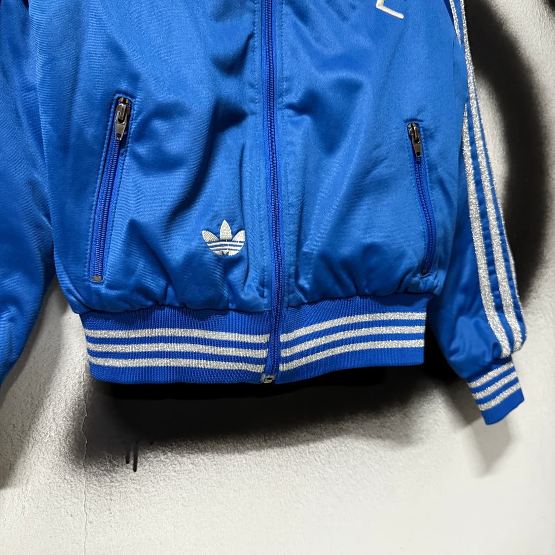 대장급 아디다스 프랑스 실버 디테일 크롭 봄버 바시티 자켓 상품이미지4