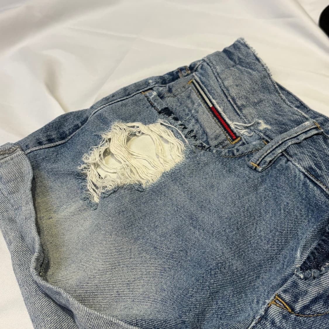 타미힐피거 레드 스티치 데미지 데님 숏팬츠 상품이미지3