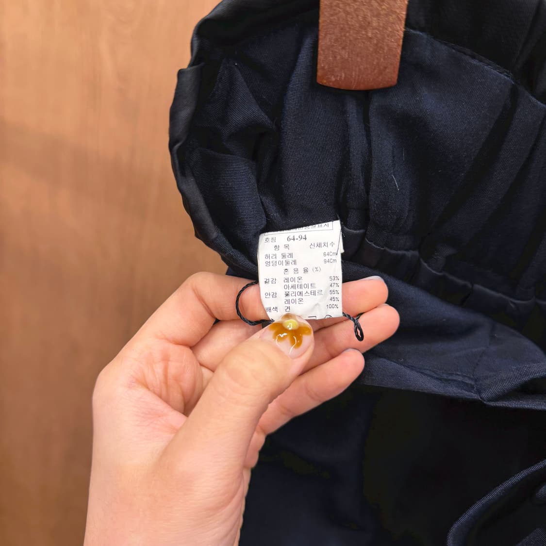 타임 미디 스커트 언발란스 배색 벨트 스트랩 핀턱 디테일 벌룬핏 블랙 상품이미지7