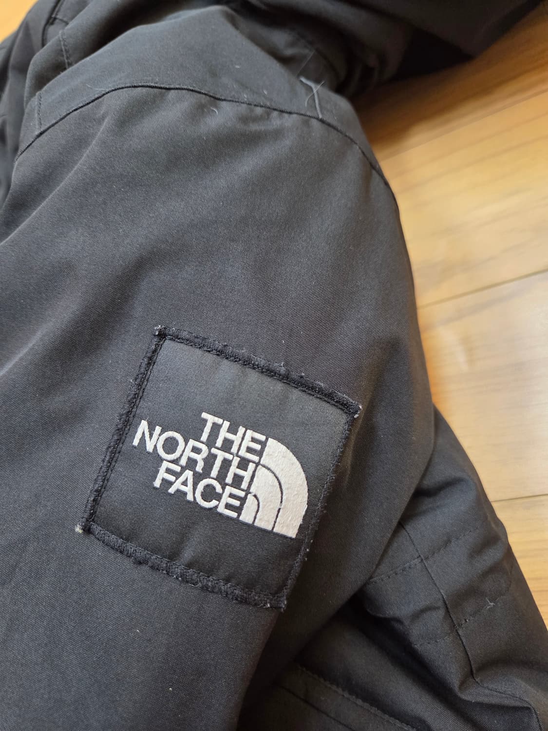 노스페이스 키즈 구스다운 패딩 블랙 색상입니다. 사이즈는 140이고, 7 상품이미지4