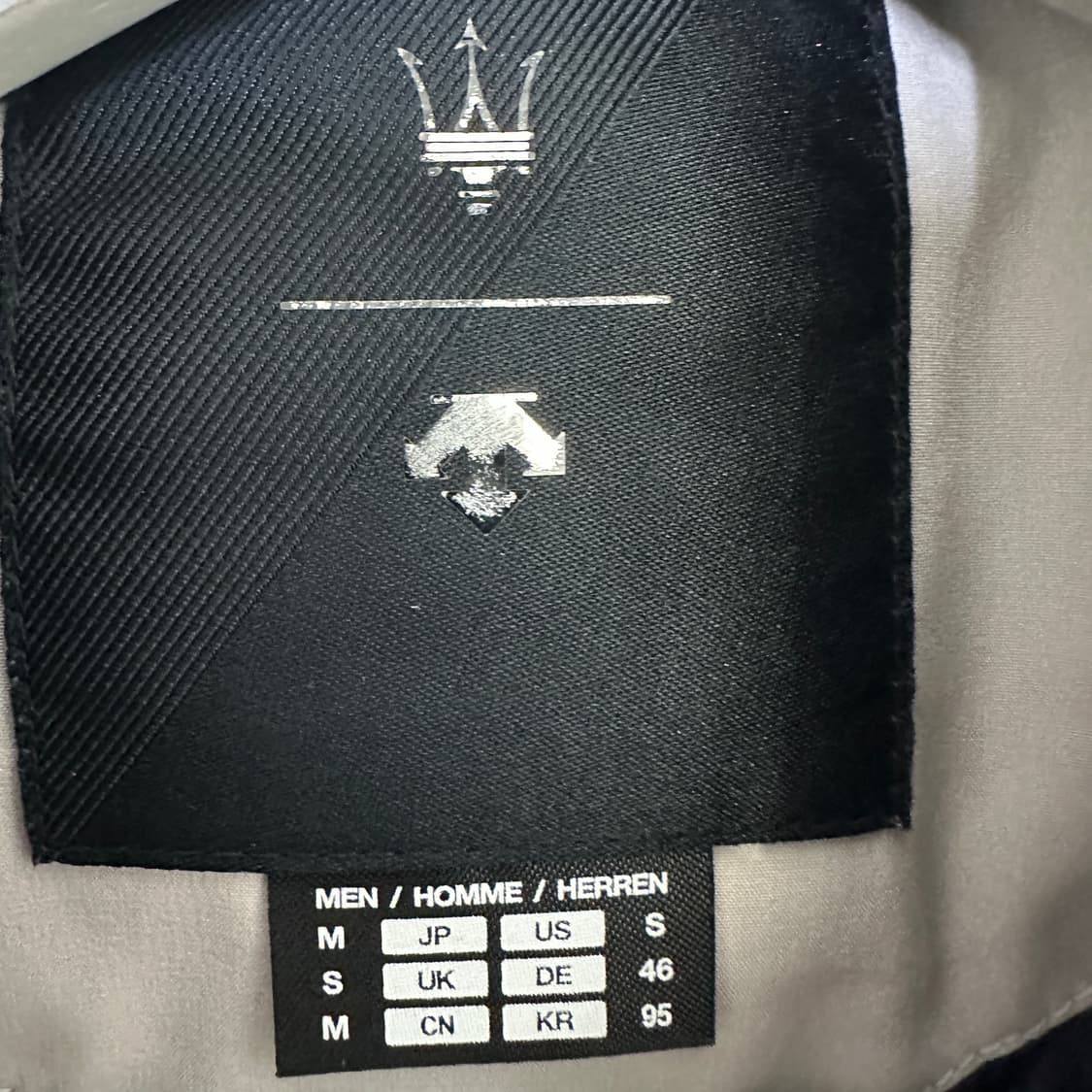 [95] 데상트 X 마세라티 패딩 조끼 상품이미지3