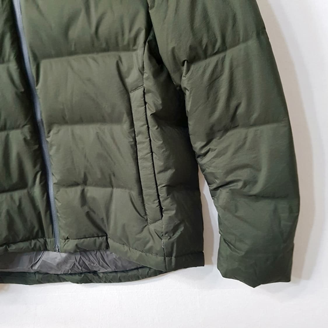 유니클로 심리스 다운 패딩 점퍼 카키 상품이미지4