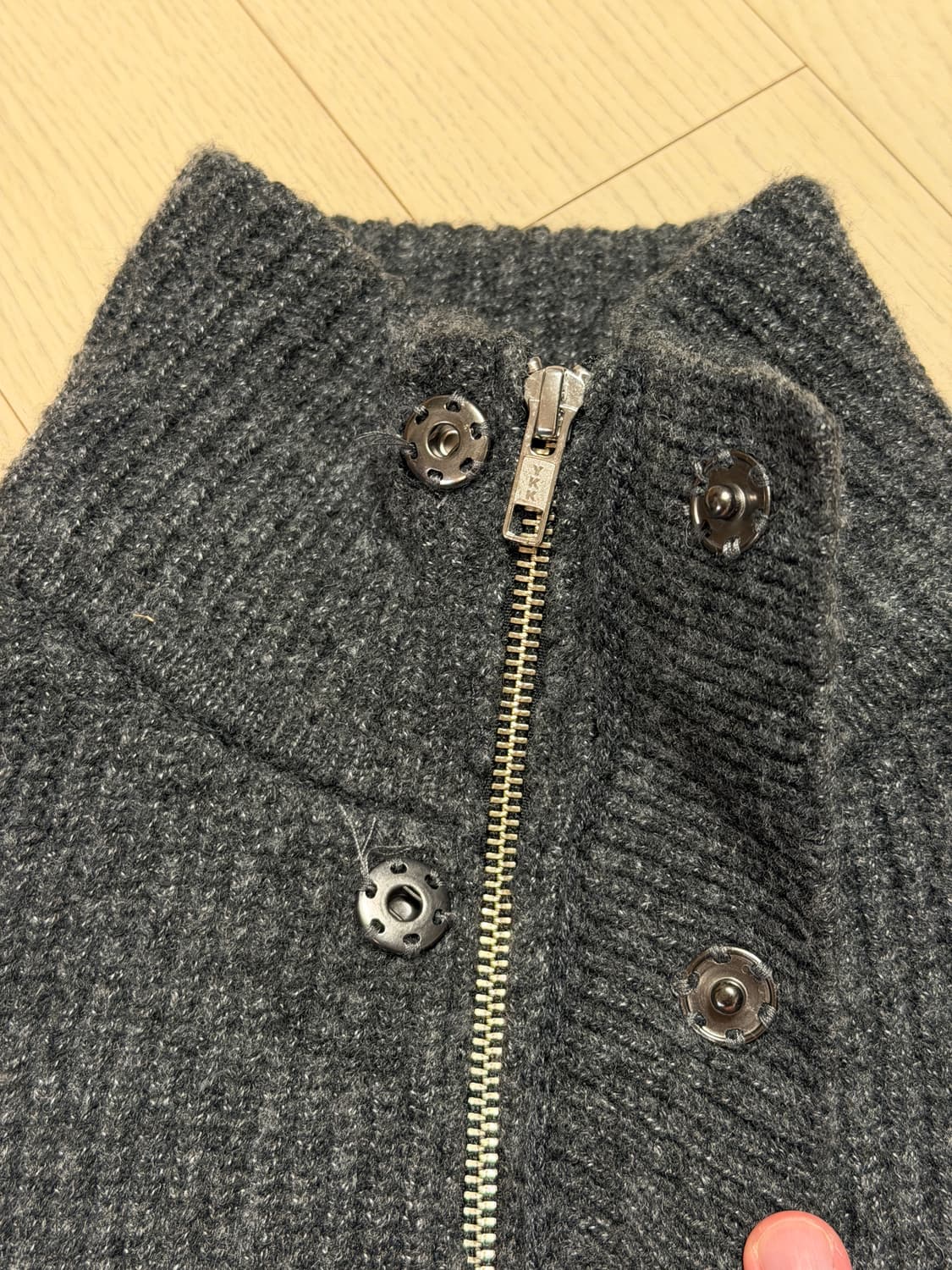 비슬로우 하이넥 니트 집업 자켓 차콜 상품이미지7