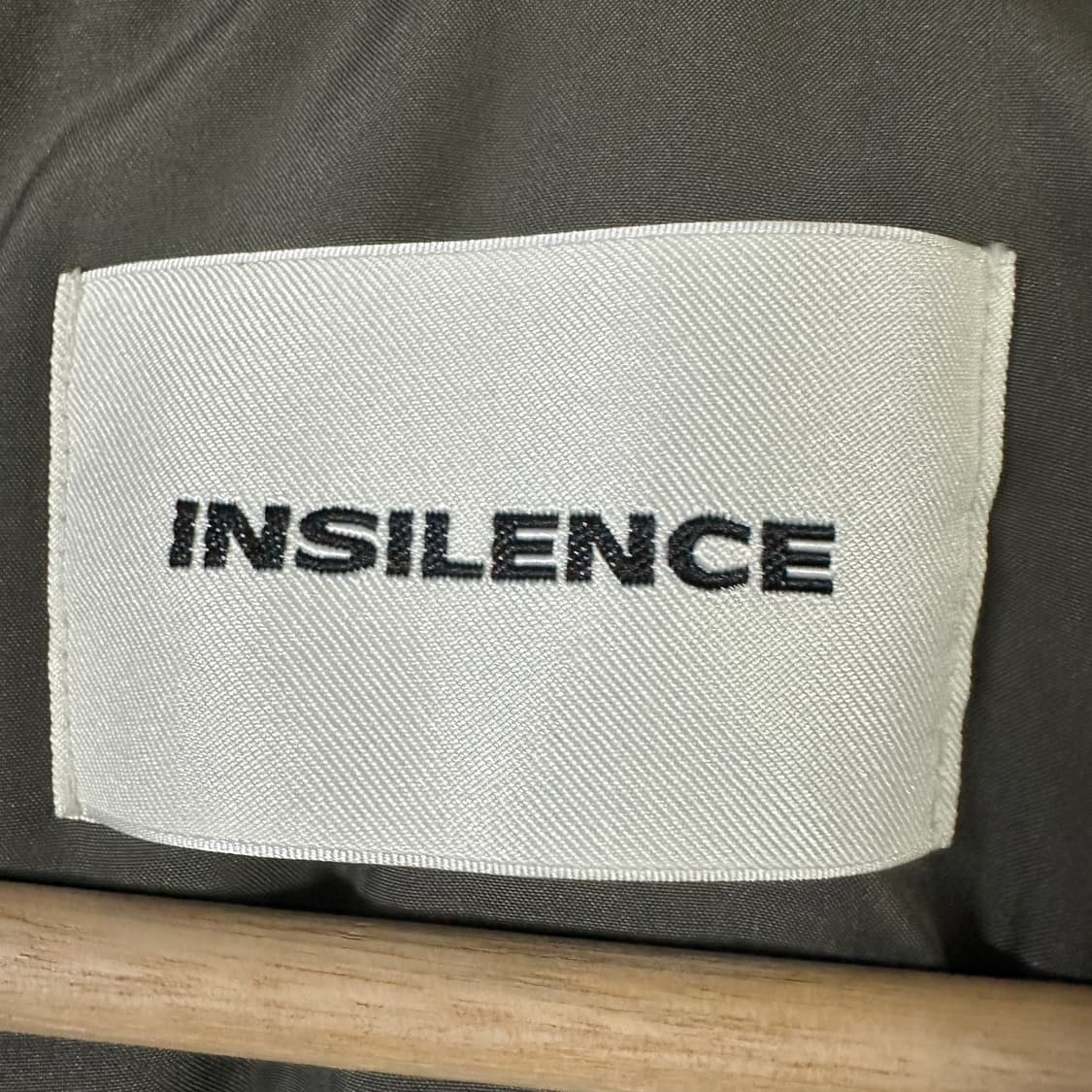 인사일런스 LIMONTA 케미라 후디드 점퍼 DIM GREY 상품이미지3