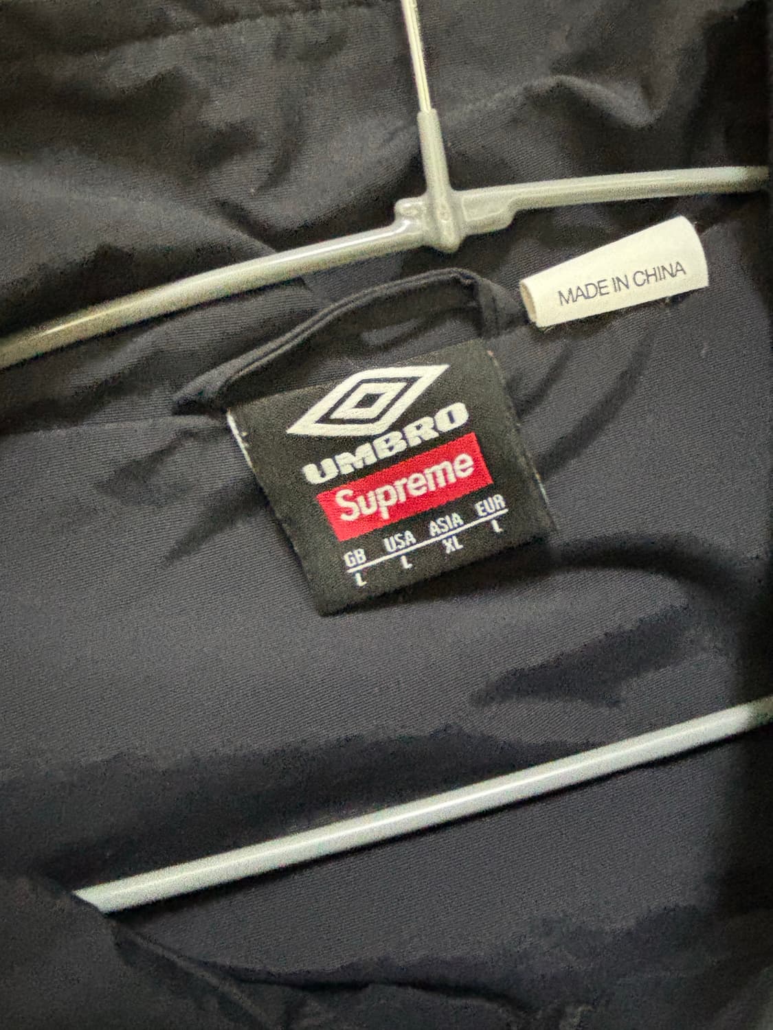 슈프림 x 엄브로 트랙 자켓 블랙 23SS 상품이미지4