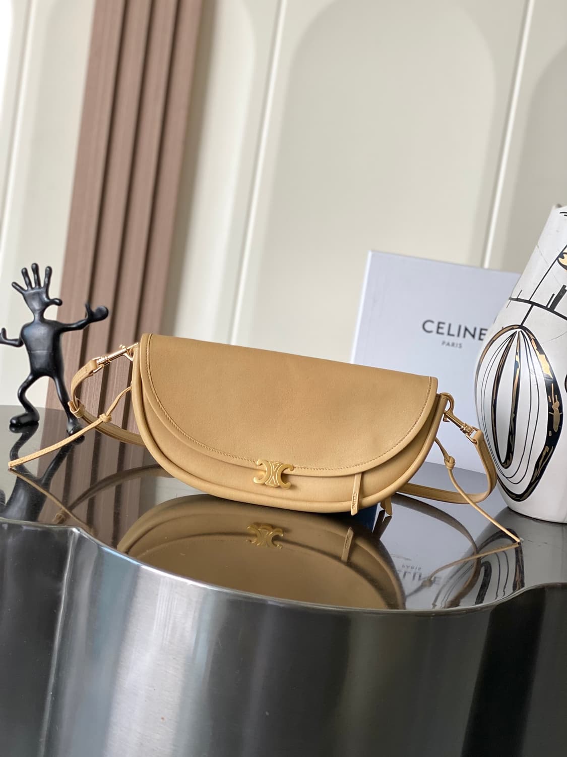 Celine 정품리틀 하프 문 소프트 트리옹프 - 서플 샤이니 램스킨 상품이미지1