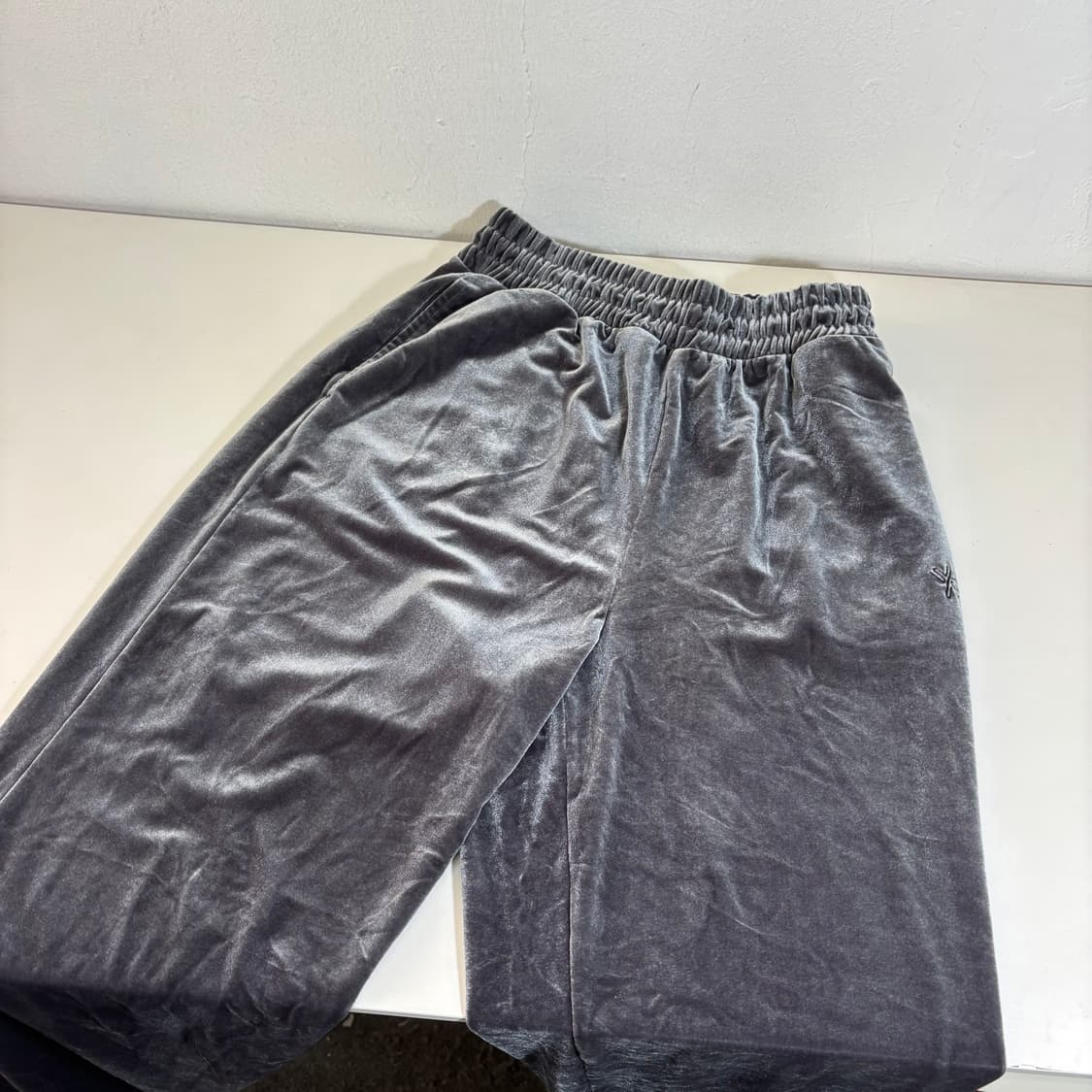 우먼M 젝시믹스 유광챠콜 일자핏 벨벳 트레이닝 밴딩팬츠 상품이미지1