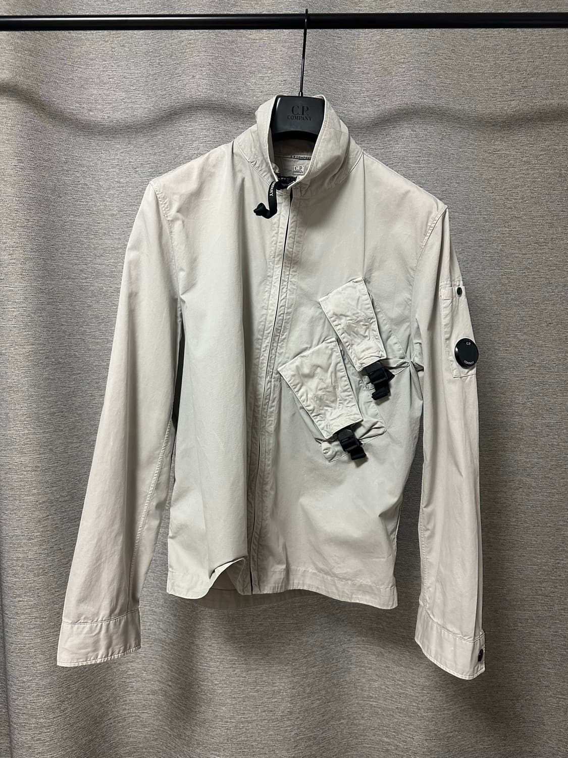 CP컴퍼니 렌즈와펜 탄창 하이넥 오버셔츠 라이트그레이 (M) 상품이미지1