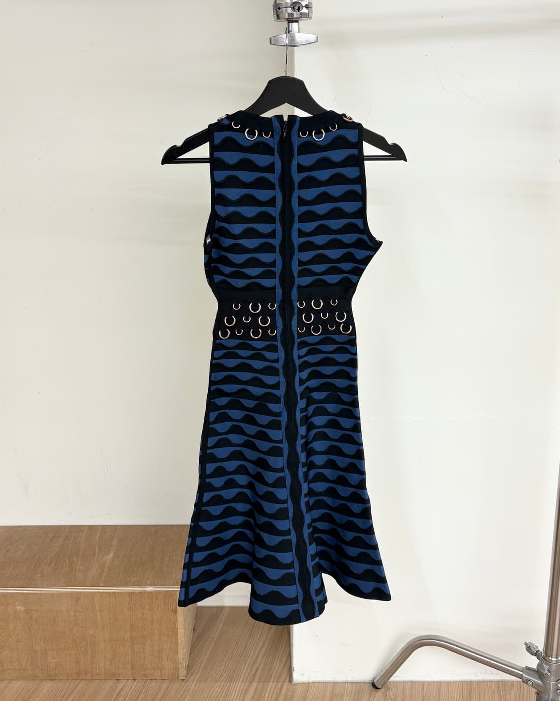 에르베 레제 블랙 블루 링 디테일 슬리브리스 드레스 상품이미지4