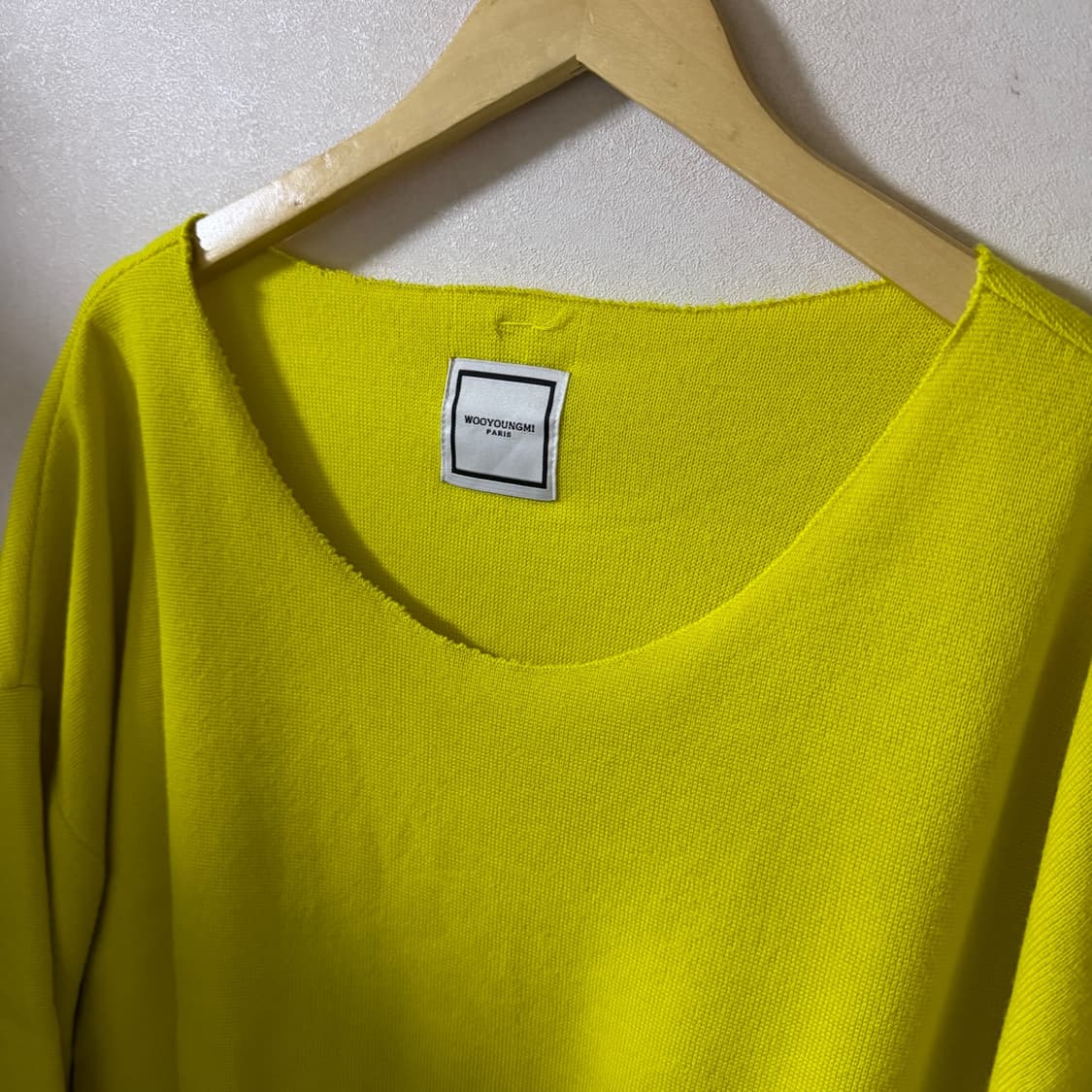 우영미 파리 오버핏 라운드넥 로고 니트  상품이미지2