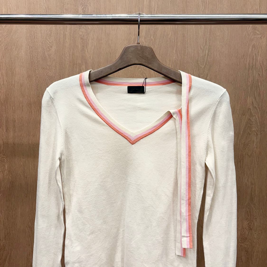 폴스미스 브이넥 롤슬리브 니트톱 소매 레인보우 스트라이프 디테일 베이지 상품이미지4