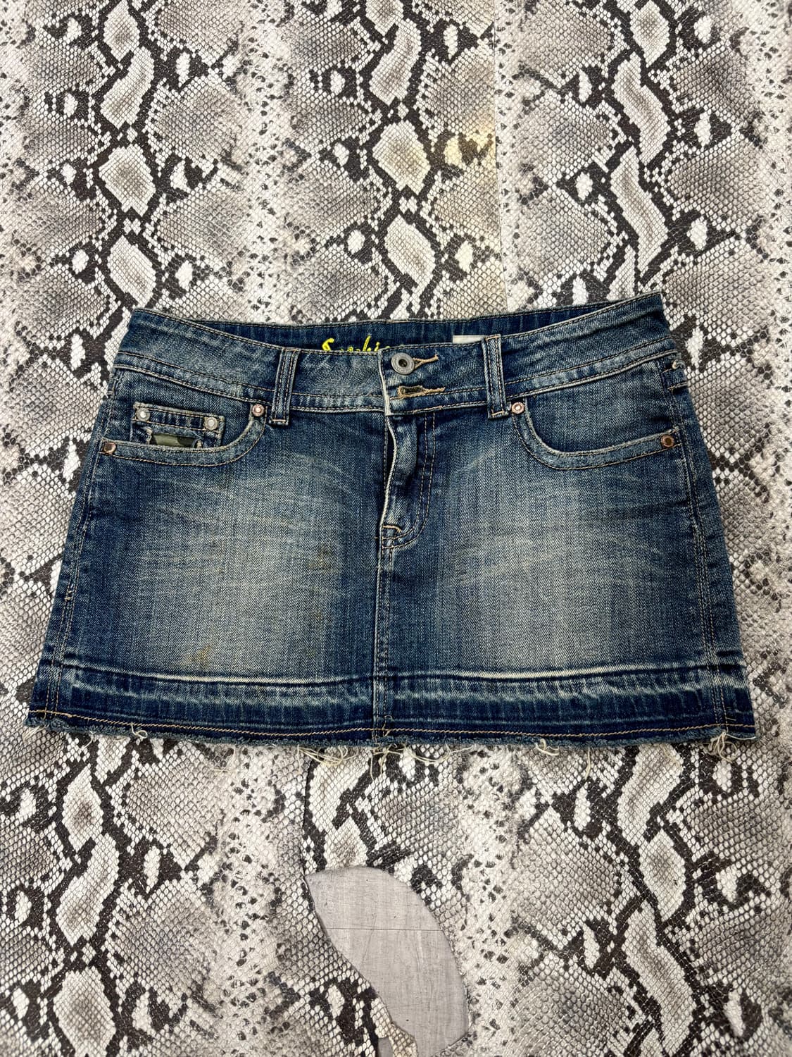 “Vintage” Camo Detail Y2K Mood Denim Sho 상품이미지4