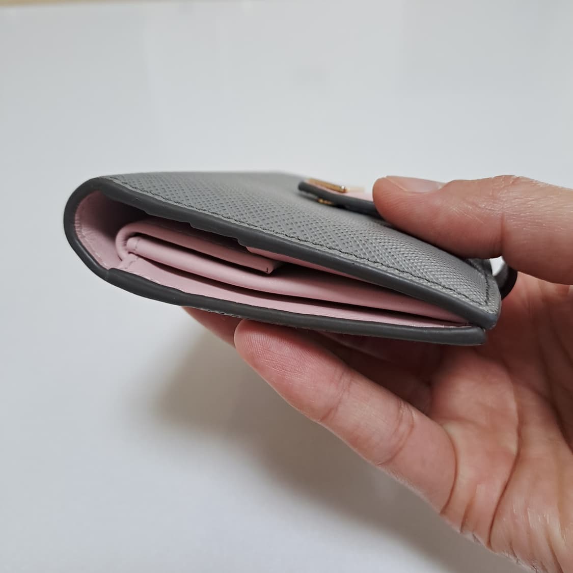 [100%/정품] 프라다 사피아노 스무스 레더 회색,핑크 지갑 상품이미지8