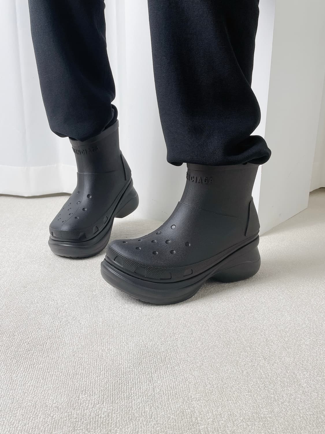 (정품/새상품) BALENCIAGA 발렌시아가 X 크록스 여성 부티 블랙 상품이미지6