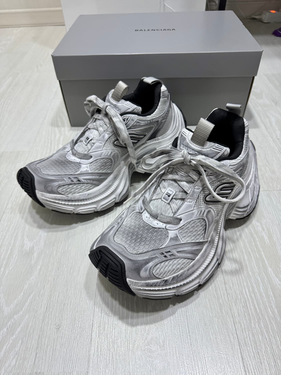 발렌시아가 10xl 화이트 42 사이즈 팝니다. 상품이미지1