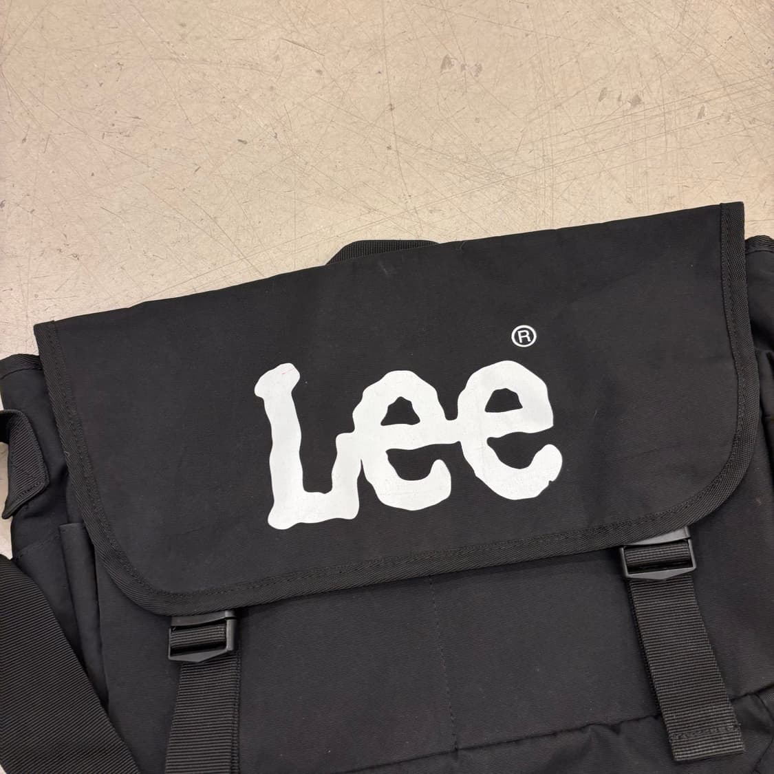 Lee 블랙 빅로고 크로스백 상품이미지2