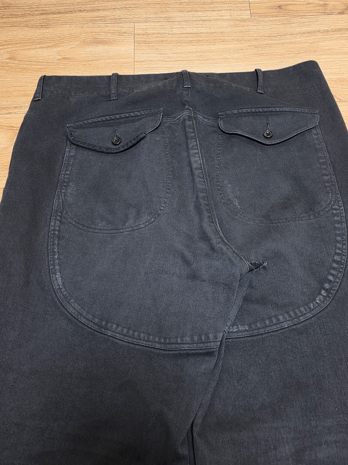 34size택포40만)23시즌 올드조 스카페이스 패디드 백 트라우저 상품이미지9