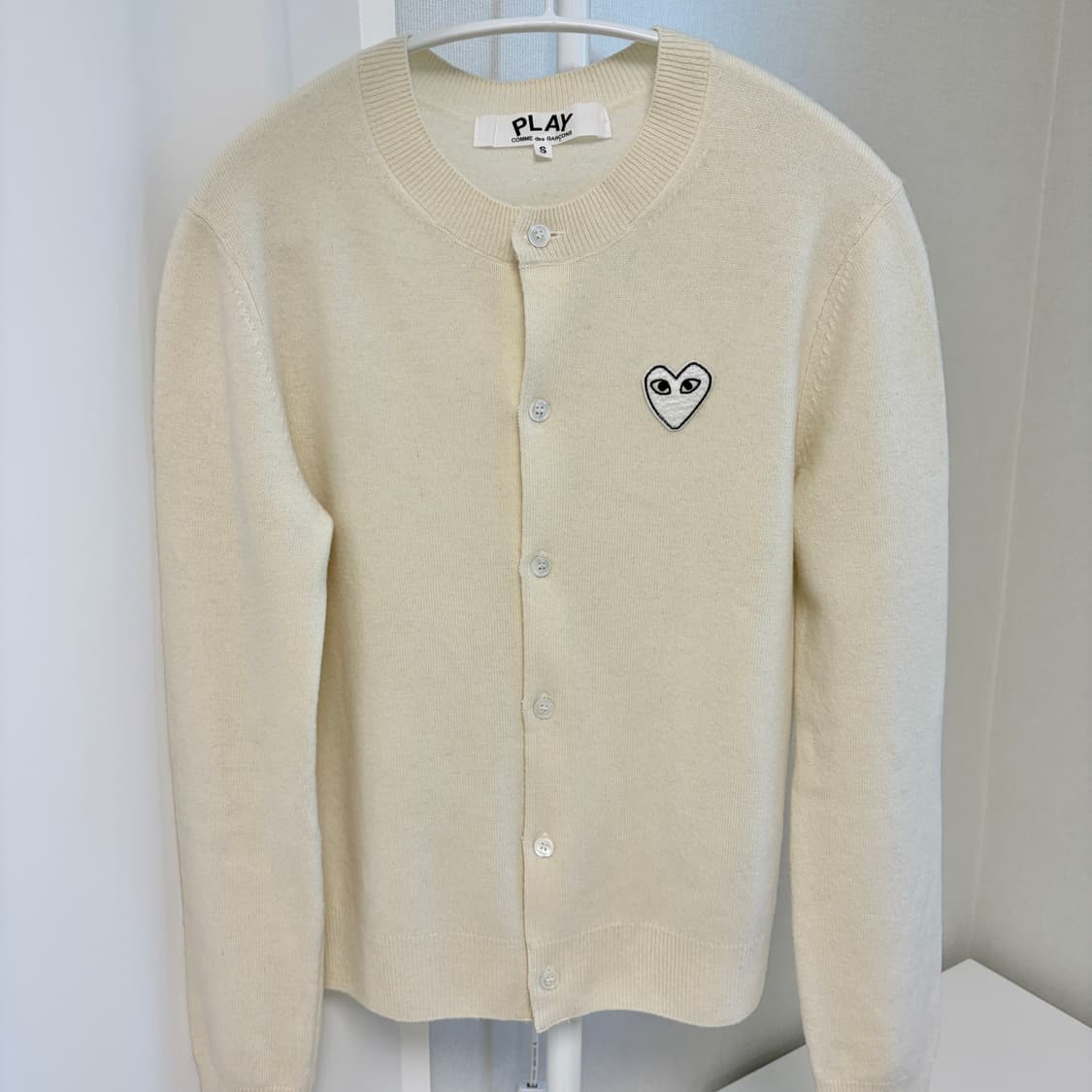 꼼데가르송 플레이 화이트 와펜 가디건  상품이미지3