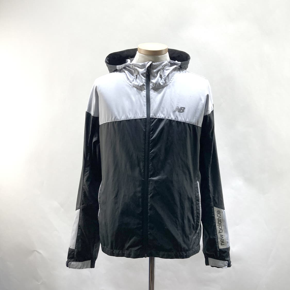 뉴발란스 남성후드바람막이자켓 회검 95 상품이미지1
