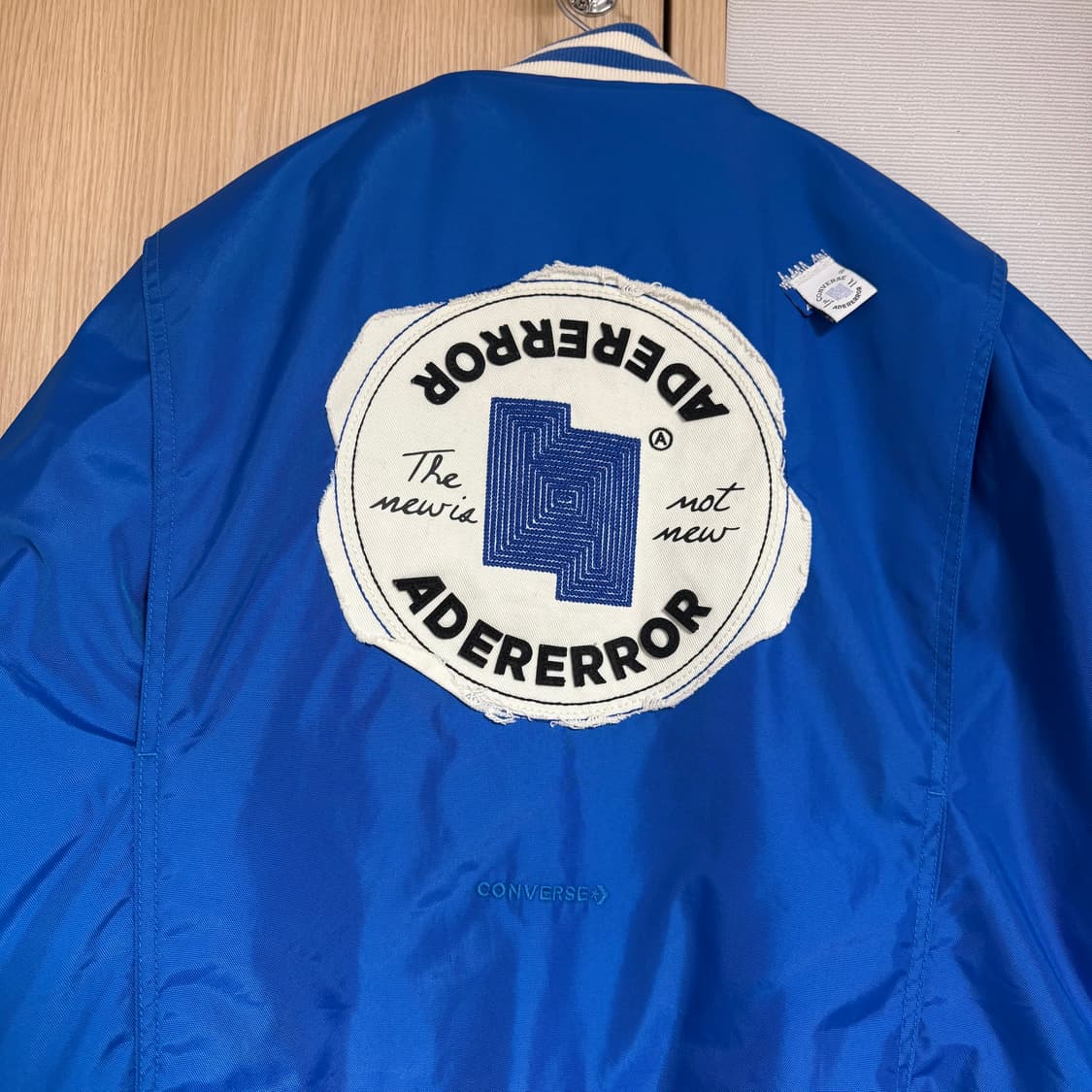 컨버스 x 아더에러 쉐입스 바시티 자켓 코발트 상품이미지2