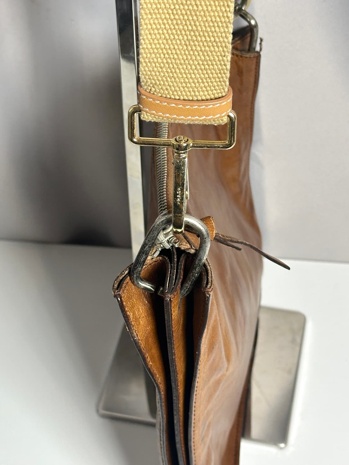 미우미우 빈티지 레더백 상품이미지4