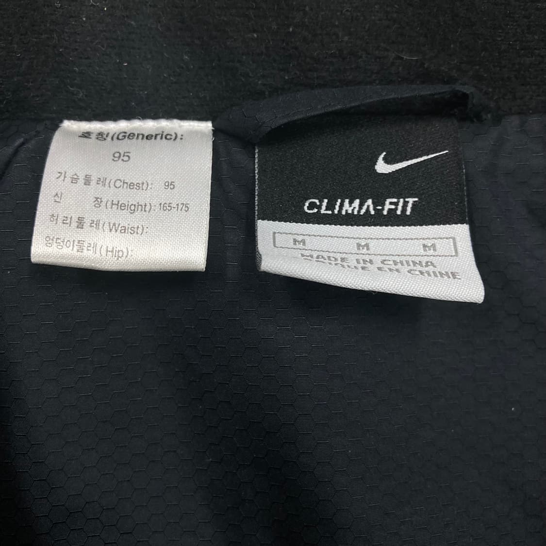 나이키 블랙 컬러 스우시 스몰 로고 바람막이 상품이미지3