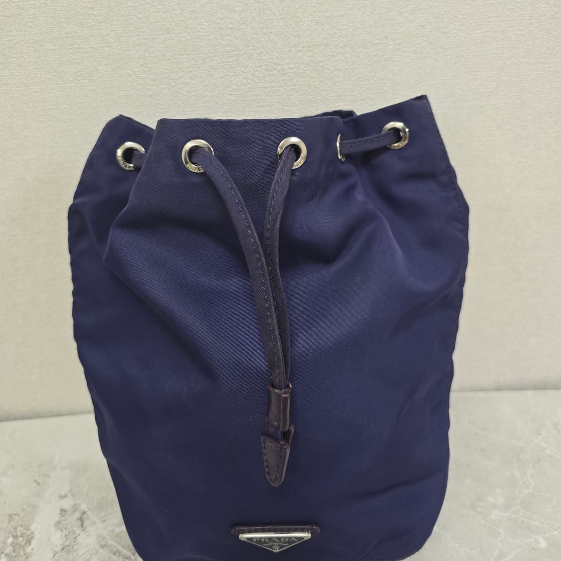 프라다 버킷 파우치백 판매 상품이미지4