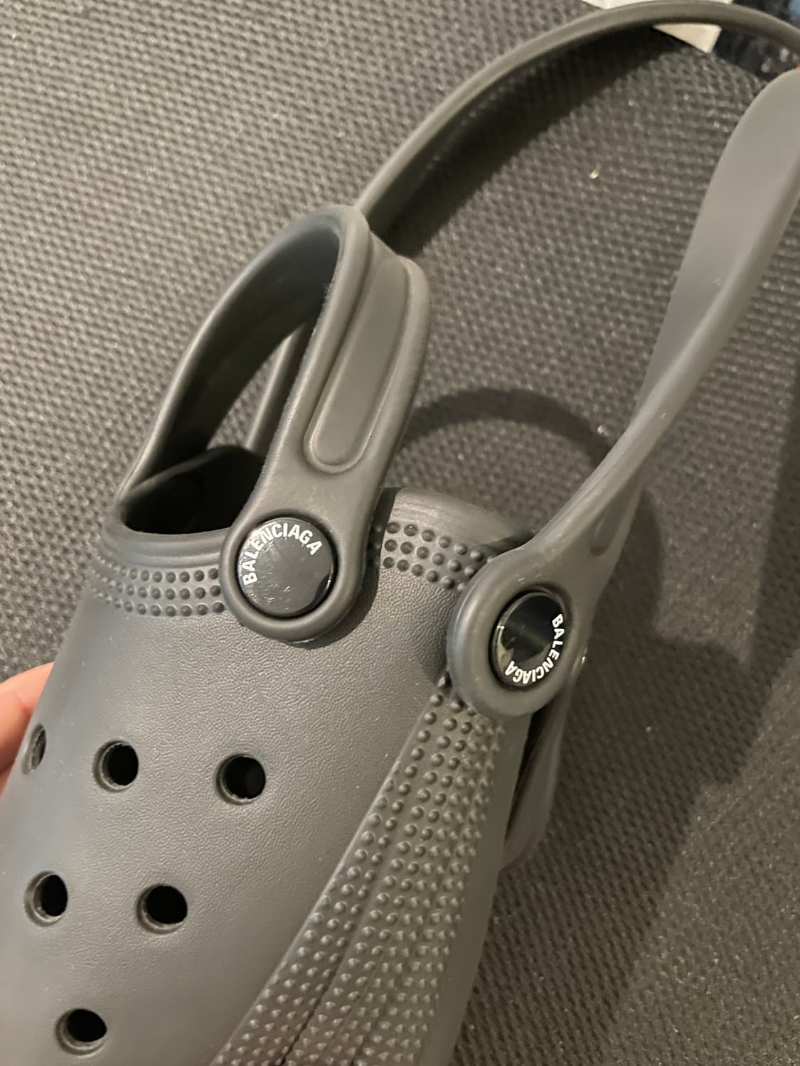 발렌시아가 크록스 폰홀더 러버백 상품이미지4