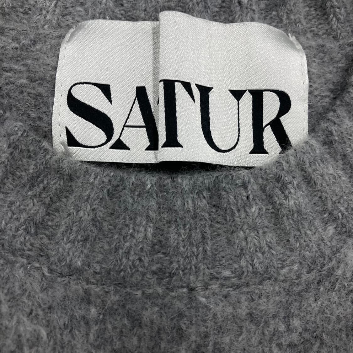 세터 그레이 컬러 스펠아웃 빅로고 니트 상품이미지3