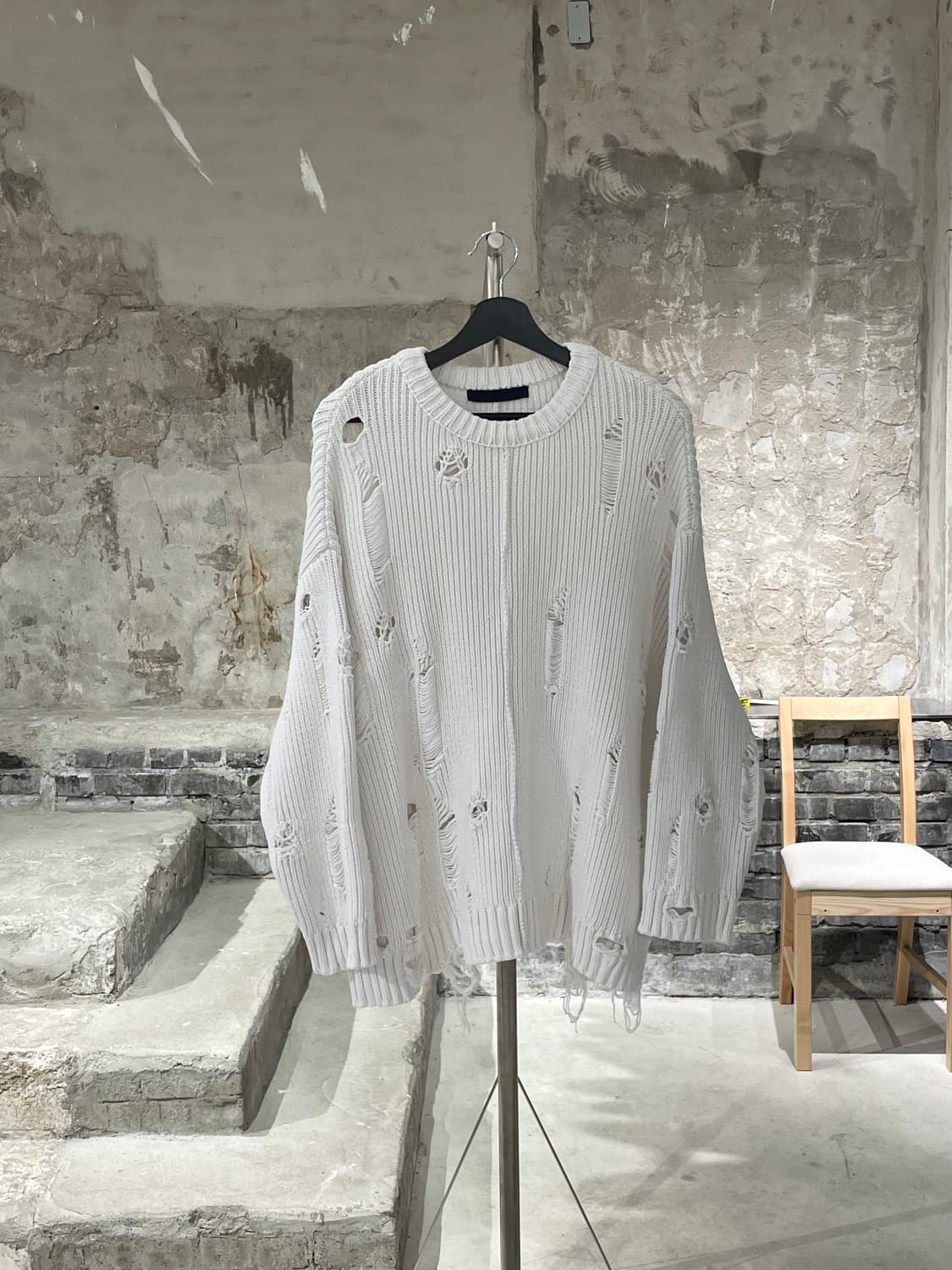 준지 23S/S 화이트 디스트로이드 크루넥 스웨터 상품이미지1