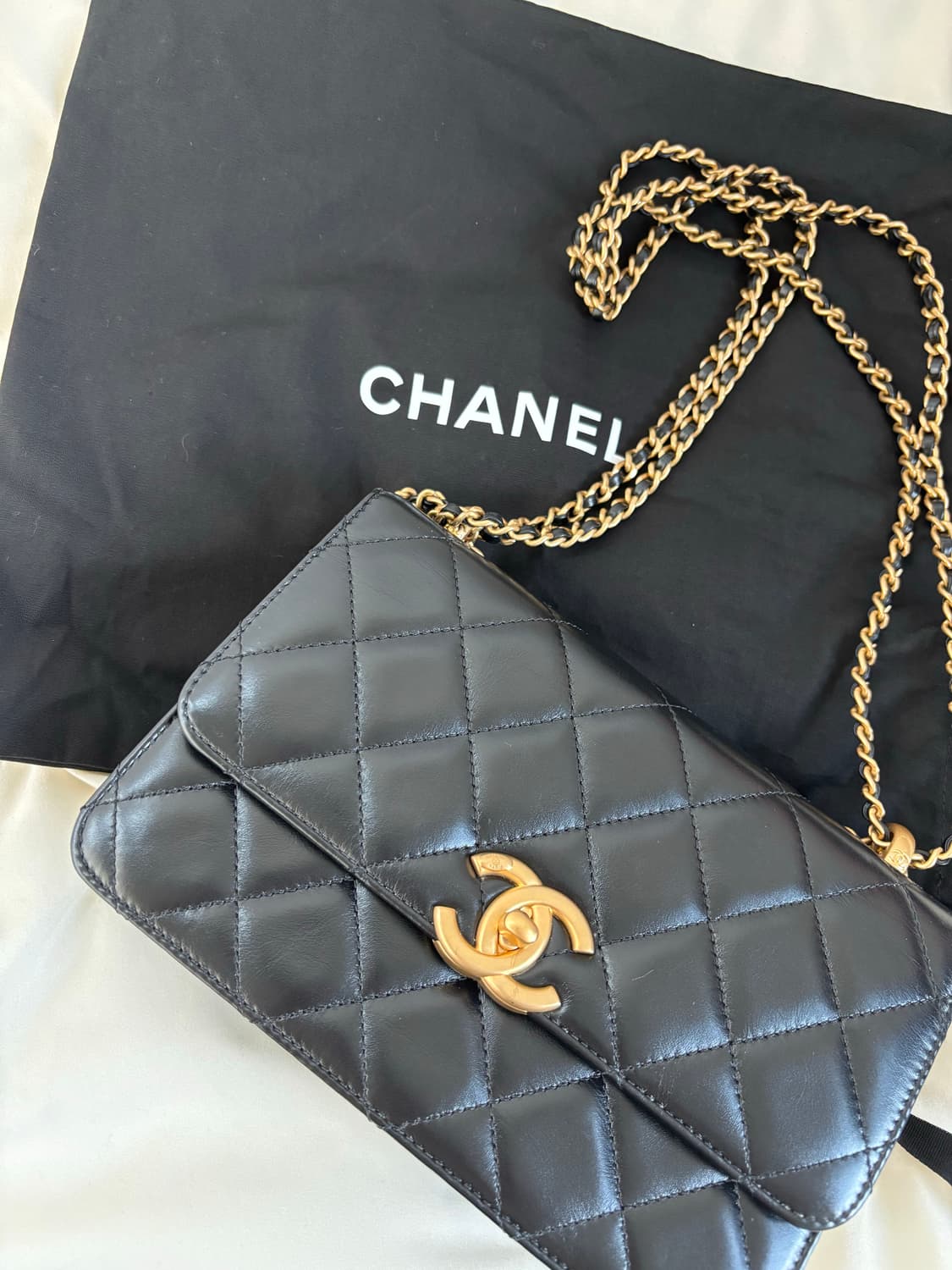 샤넬 스몰 플랩백 카프스킨 & 골드 메탈 블랙 상품이미지1