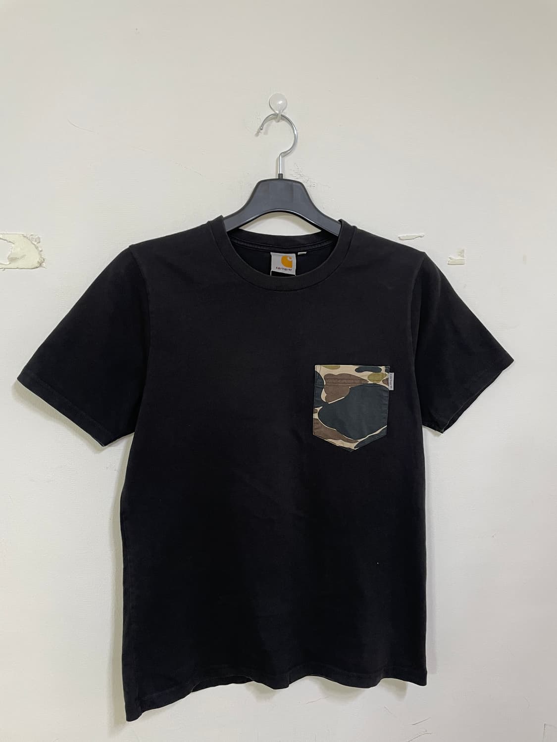 칼하트 카모포켓 반팔티 블랙 상품이미지1