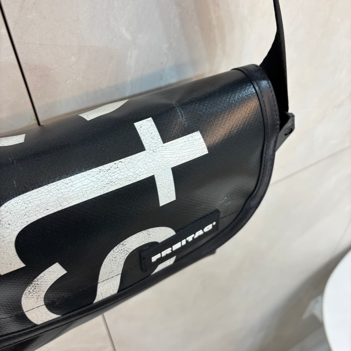 프라이탁 하파오 블랙 색상 크로스백 상품이미지4