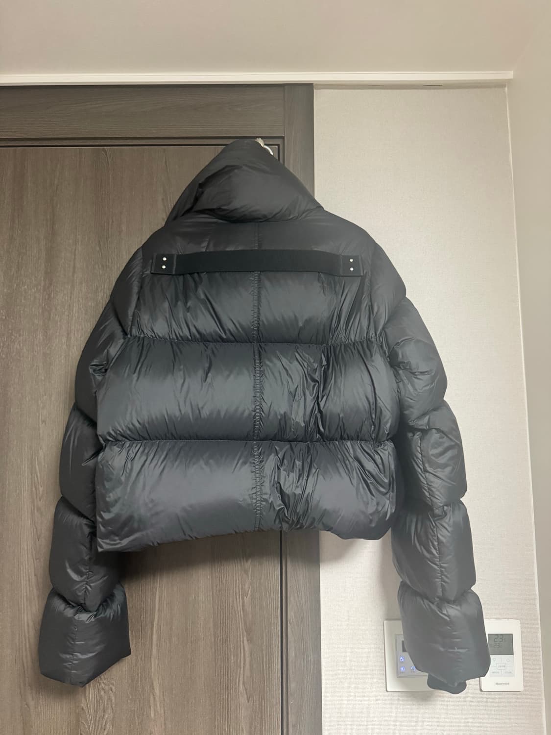 릭오웬스 룩소르 퍼넬넥 크롭 패딩 38size 상품이미지3