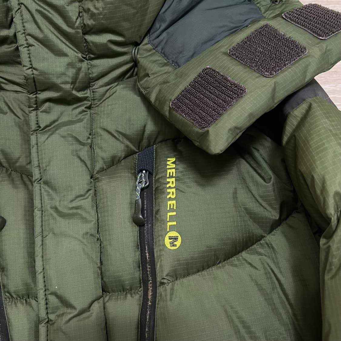 머렐 아웃도어 구스다운 로고 후드 패딩 점퍼 [카키] M/95 상품이미지4