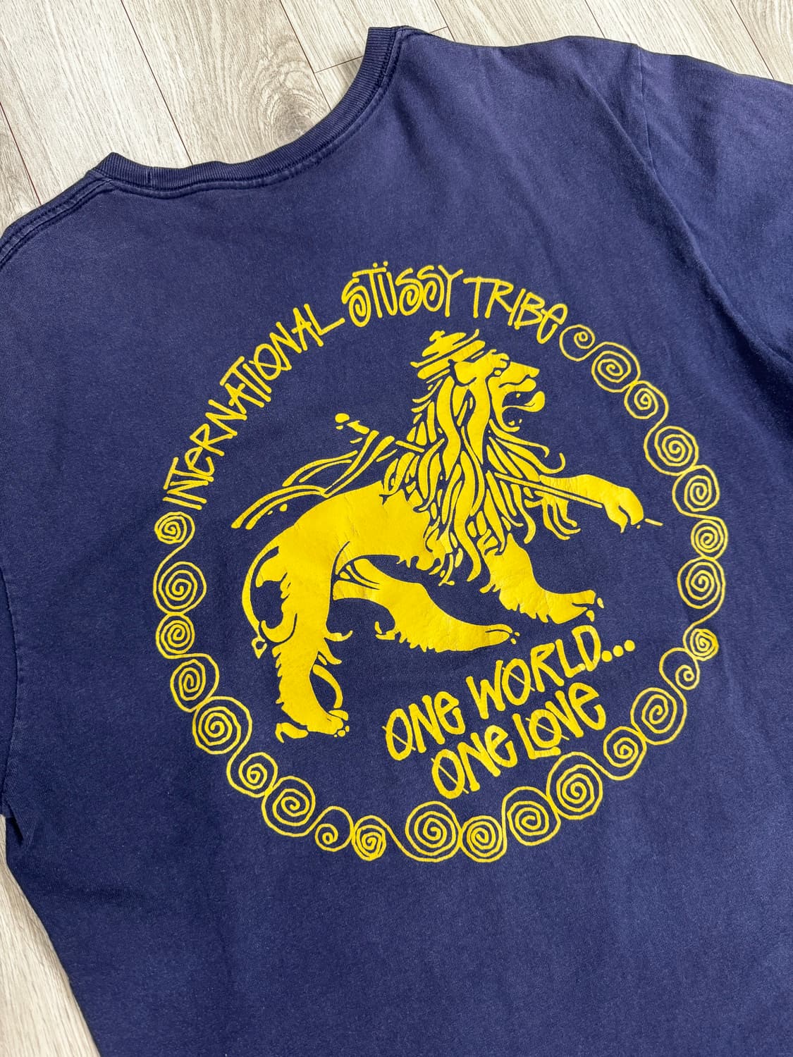 스투시 이스트 라이언 반팔 티셔츠 네이비 상품이미지1