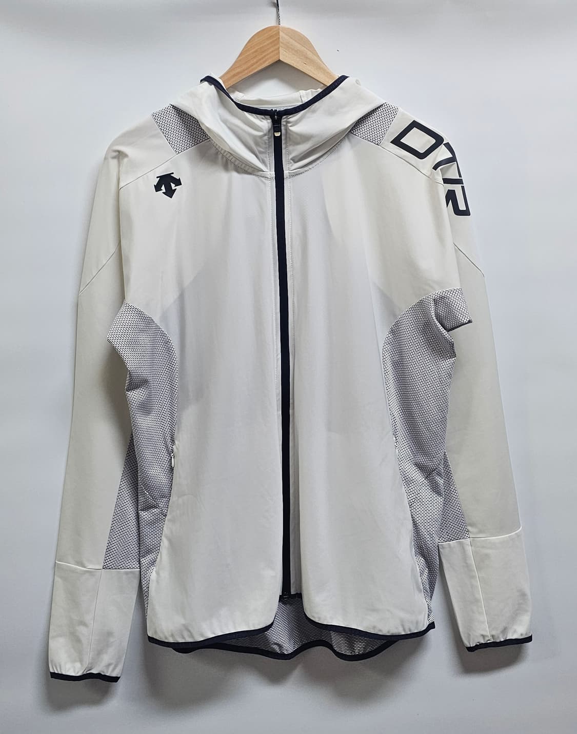 데상트 러닝 후드 바람막이 105 상품이미지1