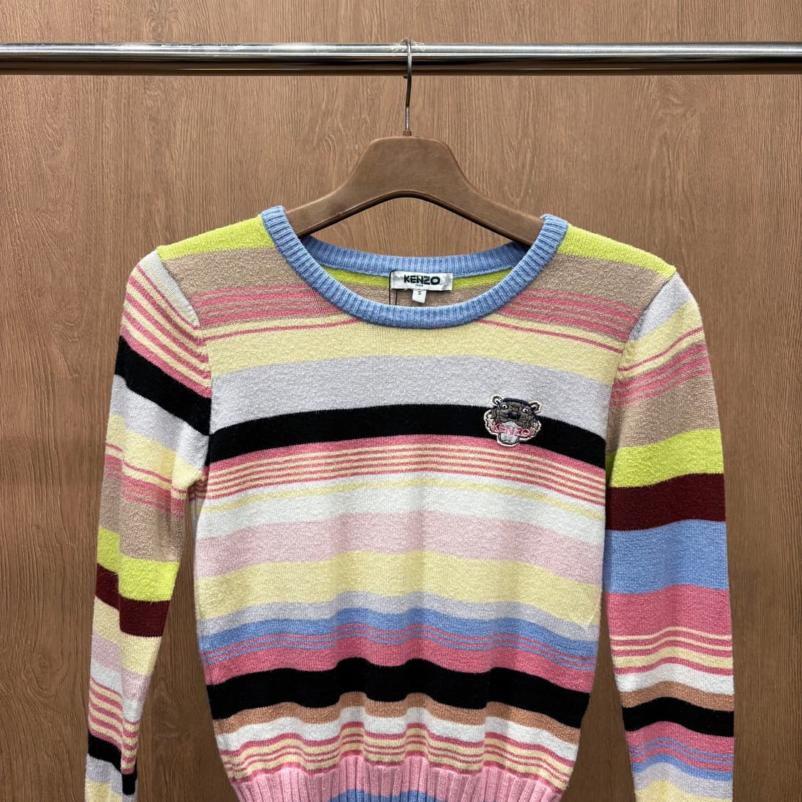 겐조 라운드넥 긴팔 니트 스트라이프 패턴 타이거 헤드 자수 디테일 핑크 상품이미지4