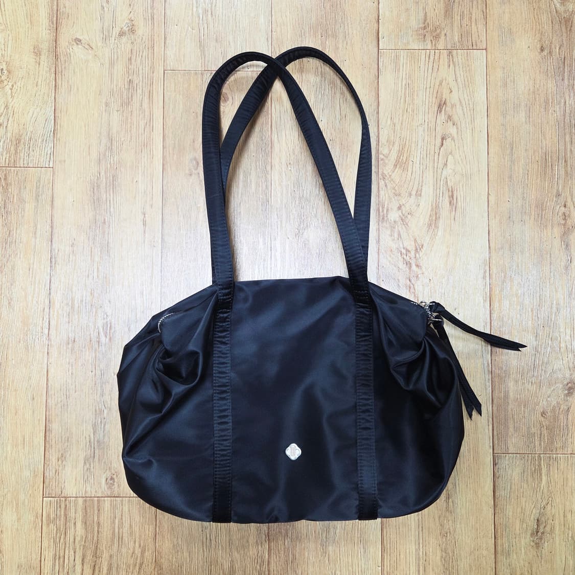 히어리(HEEARI) 오로라 셔링 더플백 블랙 새상품 상품이미지6