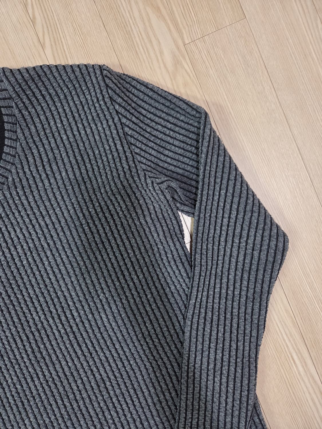 semantic design 그레이 짜임 브이넥 니트 상품이미지5